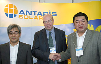 Tetsuro Uragami (ANTARIS SOLAR Japan Country Manager), Andrew Moore (ANTARIS SOLAR International Sales Director) und Hiroshi Kanayama, Geschäftsführer von Clean Energy Japan auf der PV Japan. (v.l.n.r.) Foto: ANTARIS SOLAR
