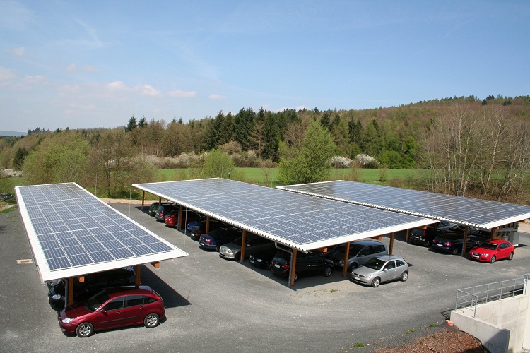 Der zweite Solar-Carport von ANTARIS SOLAR auf dem Firmengelände der GÖDE Gruppe in Waldaschaff bietet Platz für 56 PKWs.