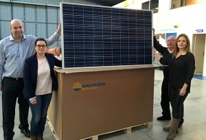 Andrew Moore von GPS Global PV Sales Ltd. (links) und das Team von Globalterra, Braga, Portugal, mit der ersten Lieferung von ANTARIS SOLAR Photovoltaikmodulen an den neuen Exklusivpartner